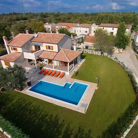Willa Luxurious In Salambati With Swimming Pool