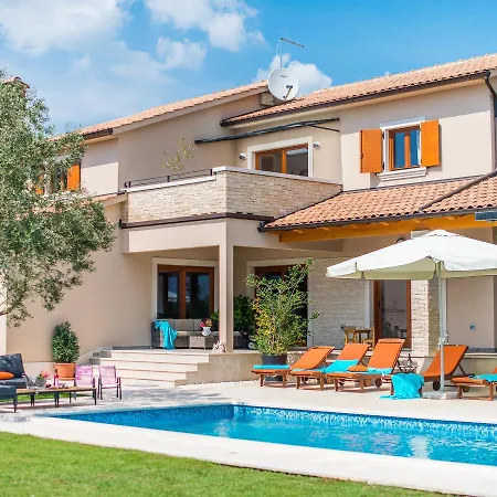 Luxurious In Salambati With Swimming Pool * Smoljanci