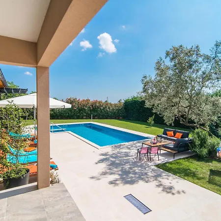Luxurious In Salambati With Swimming Pool Smoljanci