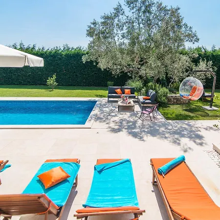 Luxurious In Salambati With Swimming Pool * Smoljanci