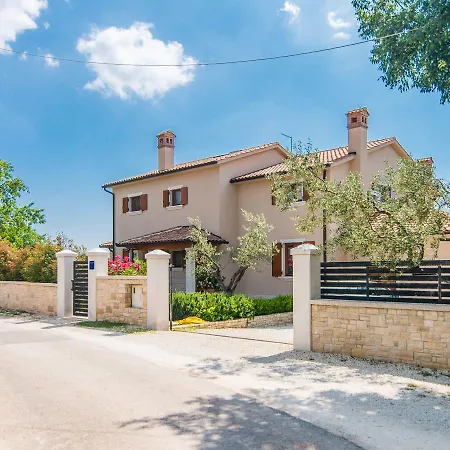 Luxurious In Salambati With Swimming Pool