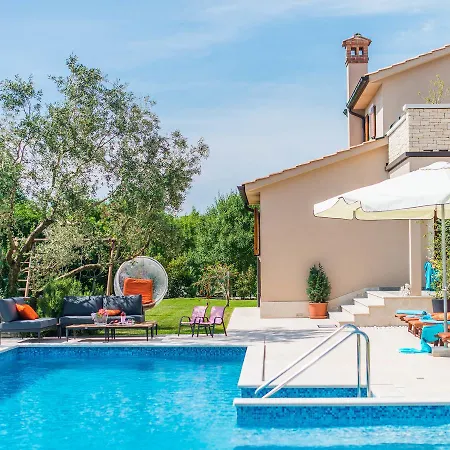 Luxurious In Salambati With Swimming Pool Willa Smoljanci